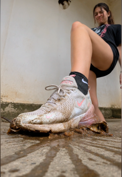 AlexandraDr44's tweet photo. dm or send me mail at cfvideos47@gmail.com for full video
This is first video of a series of short 10 second AI videos
#crushfetish #crushing #crushbug #crushsnail #footfetısh #footmodel #undergirlsfeet #crushgoddess #girlsfeet #踏み潰し #ザリクラ #crushfetishvideos #crushing https://t.co/QfsdNszNC2