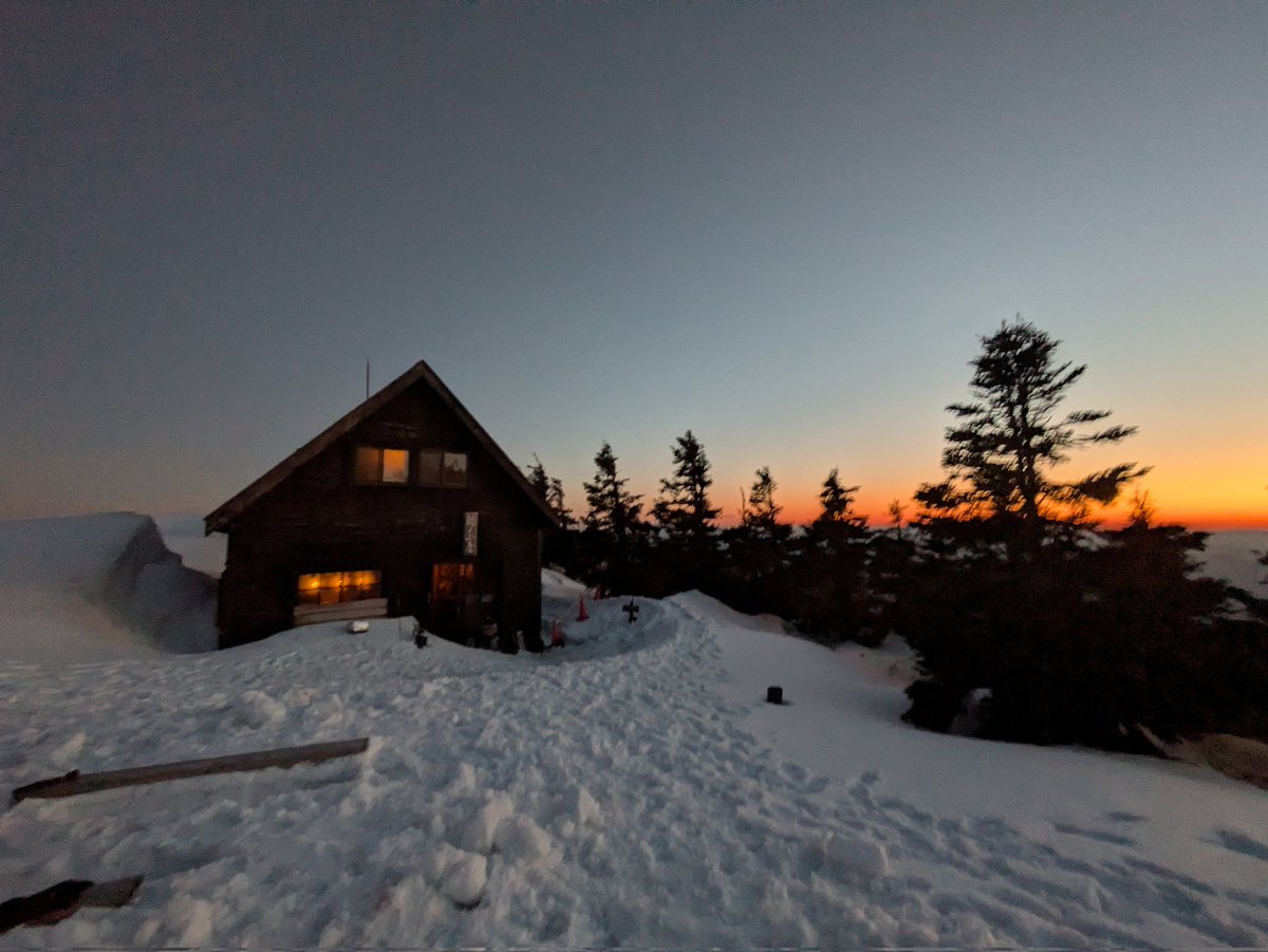 naco_hike's tweet photo. 会津駒ヶ岳は小屋泊デビューにかなり良いかもしれない⛰️

・東京から始発で行ける百名山
・一泊3,600円（テン泊より安い🏕️）
・GW〜10月まで営業
・稜線歩きが素晴らしい

個人的には、朝焼けに染まる会津駒〜中門岳の稜線を独り占めで歩けるのが、小屋泊ならではの贅沢だと思う⛰️ https://t.co/CrHrXX5anh