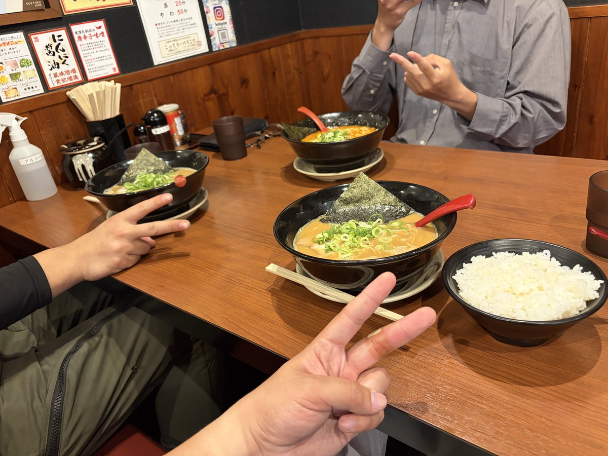 バル(<a href="/Brlarukan/">バルカン 🎪</a>)とゆれ(<a href="/youreiterasu/">有零(ゆーれー)少尉🎪🌾🏝️🎁💪💪</a>)と｢有頂天｣に行ってきたべ〜
俺はとんこつ味噌とご飯
ちょっと味噌が強めだけど美味しいとんこつ味噌でした😋
ちなみに替え玉は2玉まで無料です_(´˘｀_)⌒)_
#バル健の食事会