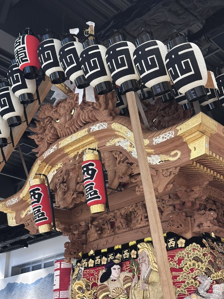 KABA64724932's tweet photo. このサイズであっても、細部の再現にこだわりを感じる。例えば、だんじりの屋根の裏側には1x2グリルタイルが上下反転して取り付けられている😳これは実物の意匠を再現したもの。私達がだんじりを観るときは見上げているはずで、恐らくこの展示を観る子どもの視点からだとはっきり視認できるのだろう。 https://t.co/1NpD9703el