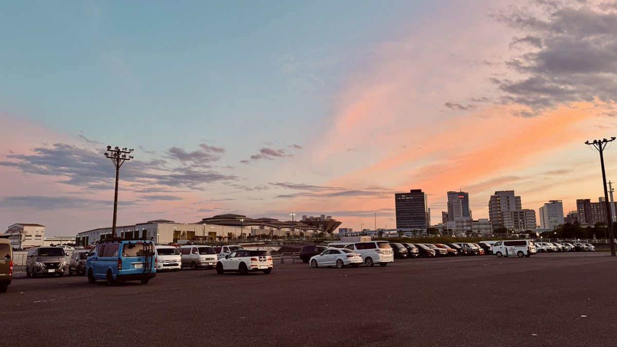 4260h_camping's tweet photo. キタッケンビール！
ご来場、そしてカミ亀おとやまけんブースに足を運んでいただいた皆さんありがとうございました！！
そして長い時間お待たせしてしまい申し訳ありませんでした
僕らもアーリーオープンから閉館まで気づけば一度もトイレ休憩すら取らず精一杯の対応をさせていただいたつもりです
とりあえず今は足が棒ですが…深く深く、感謝申し上げます
2日目の明日、僕の出展物は早めに在庫がなくなってしまうかもしれませんが、少なくともステッカーだけは切らさない量を用意しています
それすらなくなったら引き攣りスマイル¥0と何かしらにサイン、写真撮影など出来るだけのことはしますので是非是非、お立ち寄りください！！
#フィールドスタイルトーキョー2026 
駐車場から駐車場が遠いのよ…