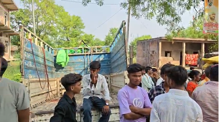 bstvlive's tweet photo. अमेठी
➡शव सड़क पर रखकर ग्रामीणों का प्रदर्शन
➡मुआवजा नहीं तो अंतिम संस्कार नहीं- परिजन
➡अठेहा-गौरीगंज मार्ग पर शव रखकर जाम किया
➡गौरीगंज क्षेत्र के पठानपुर गांव का है मामला
#Amethi #ProtestAction #CompensationDemand @DmAmethi @amethipolice https://t.co/Cl4HP3VK1T