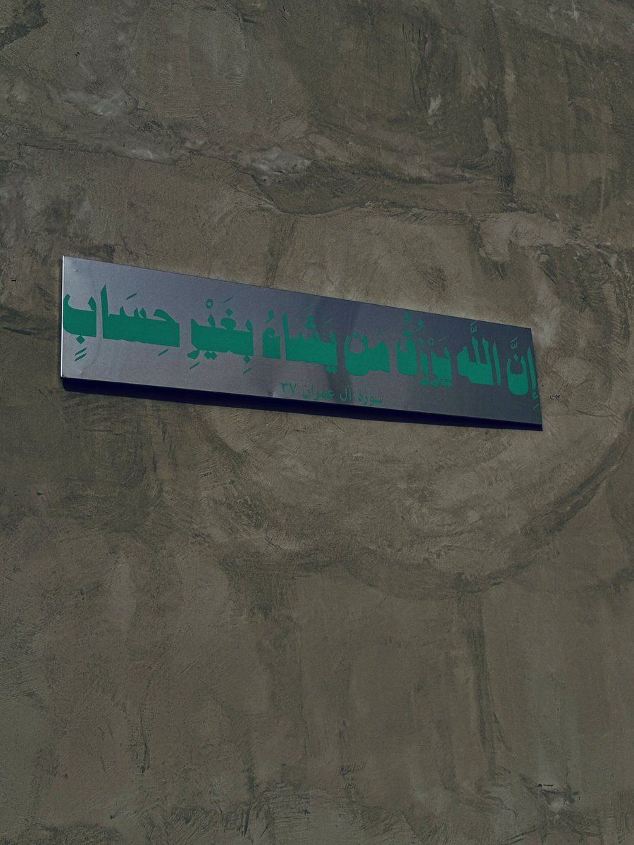 i_oct14's tweet photo. أجيه وهمومي تهدّ جبال 
وأروح .. والضحكة على وجهي . https://t.co/WBat0LJaMn