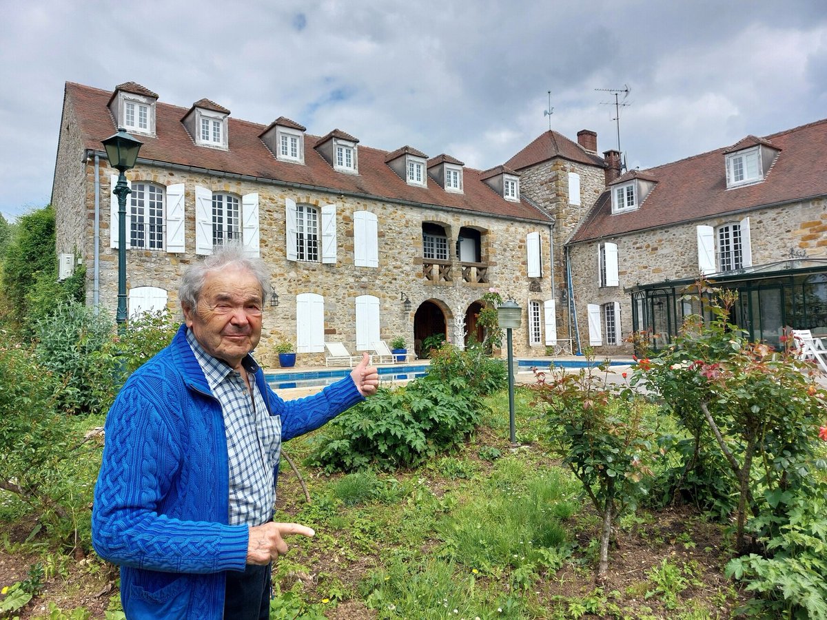 leparisien_77's tweet photo. « Depuis Les jolies colonies de vacances, je ne sors plus » : depuis 60 ans, Pierre Perret a trouvé son refuge en Seine-et-Marne

➡️ https://t.co/6OHEhipwjO https://t.co/CgJrD1GQEn