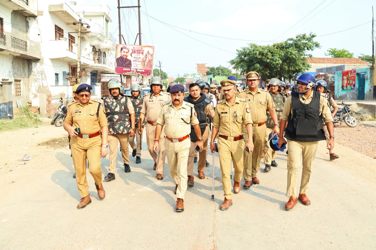 hapurpolice's tweet photo. महाराणा प्रताप जयंती के अवसर पर थाना धौलाना क्षेत्र के ग्राम देहरा में रैली निकलने के दौरान दुकान से गुटखा खरीदते समय युवकों का कुछ विवाद हो गया था, जिस कारण दोनों पक्षों की ओर से मामूली पत्थरबाजी की गयी. जिसमें 2-3 लोगों को मामूली चोट आयी है। जिनका मेडिकल कराया गया है। पत्थरबाजी करने वाले 02 व्यक्तियों को गिरफ्तार किया गया है एवं अन्य की पहचान करायी जा रही है, रैली सकुशल संपन्न हो गयी है। मौके पर शान्ति एवं कानून व्यवस्था की स्थिति सामान्य है तथा एसपी हापुड़ द्वारा मौके पर पहुंचकर घटनास्थल का निरीक्षण किया गया है एवं सम्बन्धित को आवश्यक दिशा निर्देश दिये गये।
बाइट~एसपी हापुड़ श्री कुँवर ज्ञानंजय सिंह
.@Uppolice