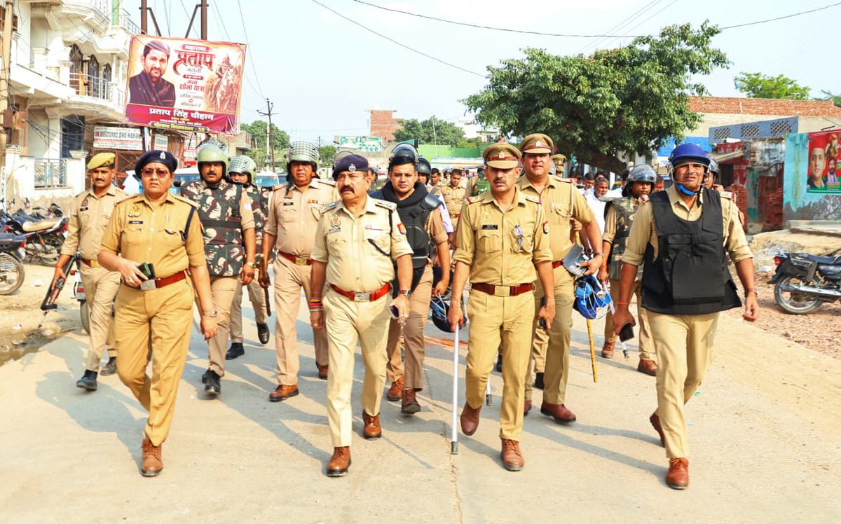 hapurpolice's tweet photo. महाराणा प्रताप जयंती के अवसर पर थाना धौलाना क्षेत्र के ग्राम देहरा में रैली निकलने के दौरान दुकान से गुटखा खरीदते समय युवकों का कुछ विवाद हो गया था, जिस कारण दोनों पक्षों की ओर से मामूली पत्थरबाजी की गयी. जिसमें 2-3 लोगों को मामूली चोट आयी है। जिनका मेडिकल कराया गया है। पत्थरबाजी करने वाले 02 व्यक्तियों को गिरफ्तार किया गया है एवं अन्य की पहचान करायी जा रही है, रैली सकुशल संपन्न हो गयी है। मौके पर शान्ति एवं कानून व्यवस्था की स्थिति सामान्य है तथा एसपी हापुड़ द्वारा मौके पर पहुंचकर घटनास्थल का निरीक्षण किया गया है एवं सम्बन्धित को आवश्यक दिशा निर्देश दिये गये।
बाइट~एसपी हापुड़ श्री कुँवर ज्ञानंजय सिंह
.@Uppolice