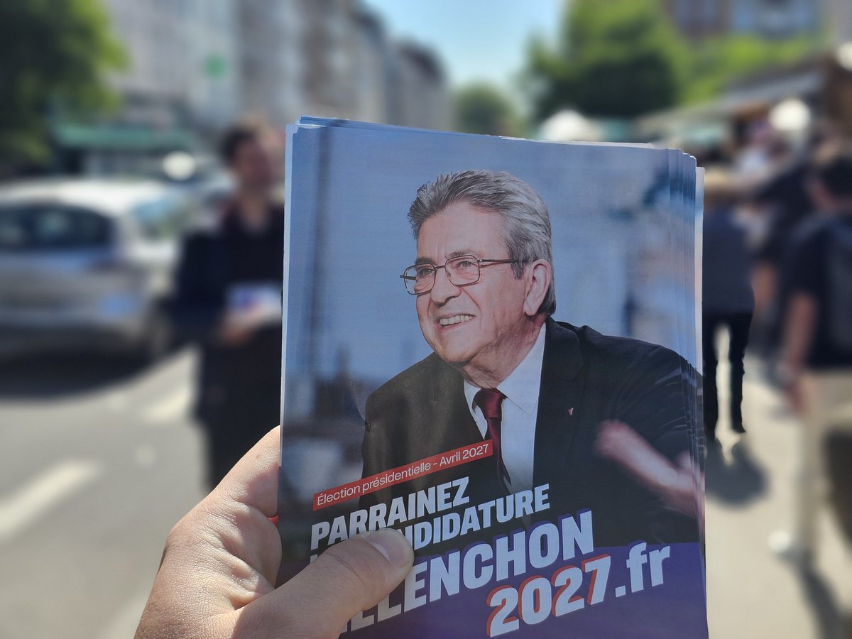 Aurelien_Le_Coq's tweet photo. 🚀🚀 La Dynamique #Melenchon2027 est lancée sur le terrain à Lille ! 

Bientôt 250 000 parainages citoyens, des tracts qui s'écoulent par milliers, des militant•es qui rejoignent le mouvement par dizaines. 

Hier à la braderie de Bois-Blanc, ce matin au marché de Sebastopol l'accueil est excellent. Dans moins d'un an c'est le second tour : Aller Zou !