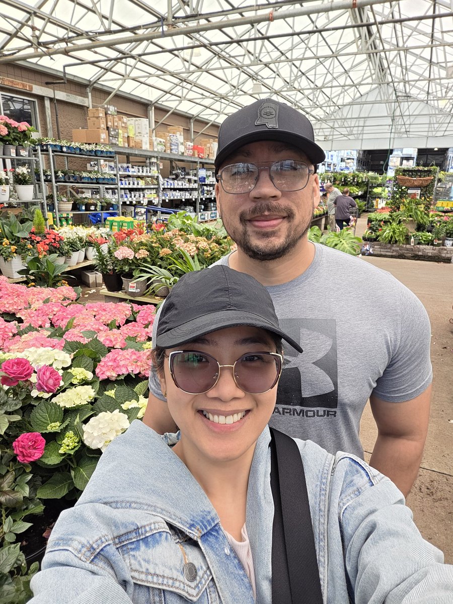 __imgorjes's tweet photo. We went to Lowe's garden center to look for flowers, bushes and trees we'd love to plant in our front and backyards!! The hydrangeas are so pretty!! And the santan flowers took me back to my childhood for a minute there!!🌷🌺🪴 https://t.co/4JecvMpV6d