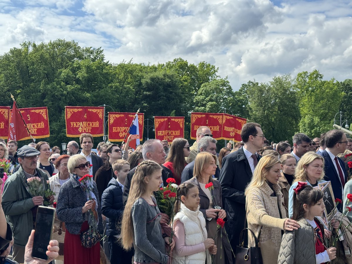 RusBotschaft's tweet photo. 🌹 Am 9. Mai 2026 hat eine feierliche Gedenkzeremonie mit Kranzniederlegung am sowjetischen Ehrenmal im Tiergarten (Berlin) stattgefunden
 
An der Veranstaltung beteiligten sich der russische Botschafter in Deutschland, Sergej Netschajew, der Verteidigungsattaché, Oberst Alexei Andrejew, Mitarbeiter der russischen diplomatischen Vertretung, des Handelsbüros, des Russischen Hauses in Berlin und Schüler der Botschaftsschule.

🌐 Unser gemeinsames Gedenken an die Heldentat der sowjetischen Soldaten ehrten auch Vertreter des militärdiplomatischen Korps der GUS-Staaten.

🕯 Ihre Dankbarkeit und Erinnerung an die sowjetischen Soldaten, die ihr Leben für die Freiheit und Unabhängigkeit unseres Vaterlandes sowie für eine Welt ohne Naziherrschaft gaben, zollten auch Aktivisten deutscher zivilgesellschaftlicher Organisationen, die sich mit Gedenkarbeit beschäftigen, sowie engagierte deutsche Staatsbürger und russische Landsleute. 

🔹 Das sowjetische Ehrenmal im Tiergarten ist eine der größten sowjetischen Gedenkstätten in Berlin, auf welchem 2.500 Soldaten beigesetzt worden waren. Die feierliche Eröffnung hatte am 11. November 1945 stattgefunden.

#GroßerSieg
#Victory81
#TagdesSieges81