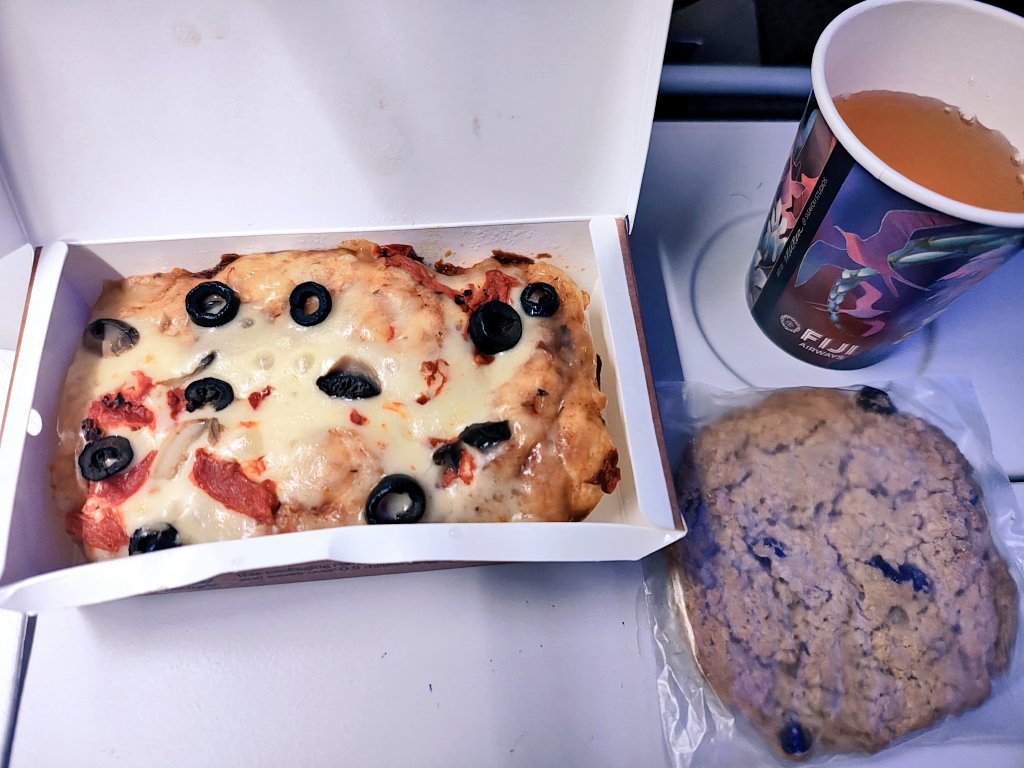 erigma1120's tweet photo. 【フィジー🇫🇯ふり返り】
フィジーエアウェイズの機内食

個人的には帰りの深夜便で
チーズたっぷりのピザ出たのが
ジャンクで良かった https://t.co/21WN4rAg3B