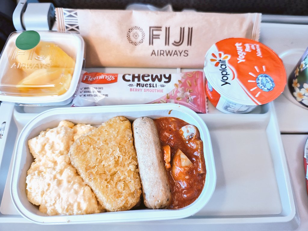 erigma1120's tweet photo. 【フィジー🇫🇯ふり返り】
フィジーエアウェイズの機内食

個人的には帰りの深夜便で
チーズたっぷりのピザ出たのが
ジャンクで良かった https://t.co/21WN4rAg3B