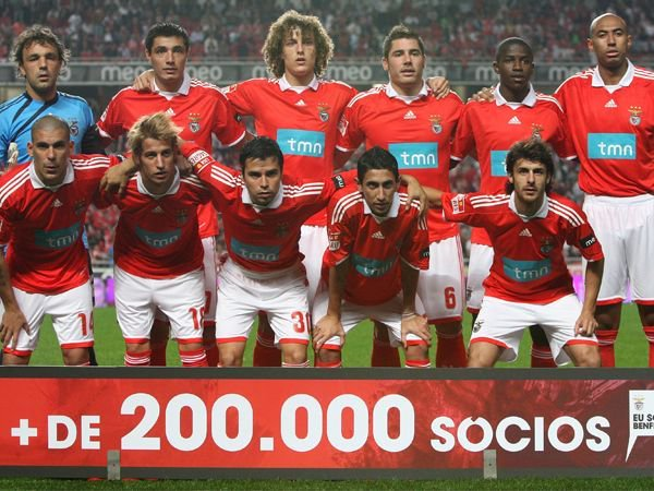 OFuraRedes's tweet photo. Passam 16 anos que esta equipa foi campeã na última jornada da Liga 2009/10!

O 11 que mais gosto me deu ver jogar no Benfica!

Quim, Cardozo, David Luiz, Javi García, Ramires, Luisão
Maxi, Fábio Coentrão, Saviola, Di María e Aimar 😮‍💨 https://t.co/bqUx4HG4La