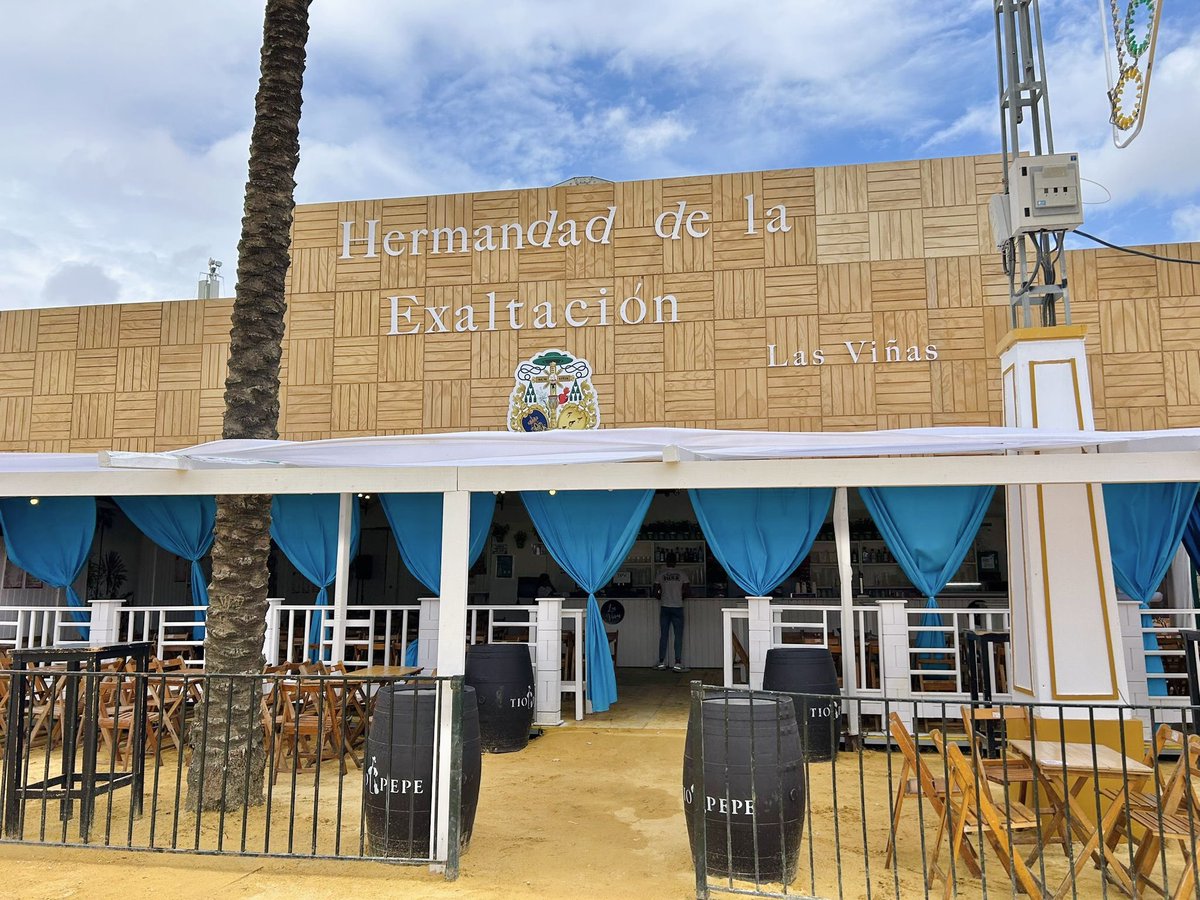 ExaltacionJerez's tweet photo. Durante esta semana, nos encontraras en 📍 Paseo de las Palmeras N° 167, para ofreceros el mejor servicio posible: buen ambiente, música en directo y la mejor comida casera. 🙌🏼

¡En esta Feria del Caballo, Las Viñas es tu caseta! 💃🏽

¡¡OS ESPERAMOS!!

#AlaFeriaconLasViñas 🍇 https://t.co/QM1MAn4Xio