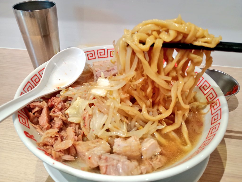 BarbellSquat's tweet photo. 今日もうまいなぁ‼️(^q^)今のトッピング名は角切りチャーシュなのに、なぜワシが昔使われていたコマチャ（細切れチャーシュ）の名を使い続けているのか、新人の田中さん（大ベテランw）にレクチャーさせていただきました（●｀ε´●）だってｶｸｷﾞﾘやとｺﾏﾁｬﾏｺﾁｬｱﾋﾟｰﾙでけへんやんかw https://t.co/BEYqfXaH21