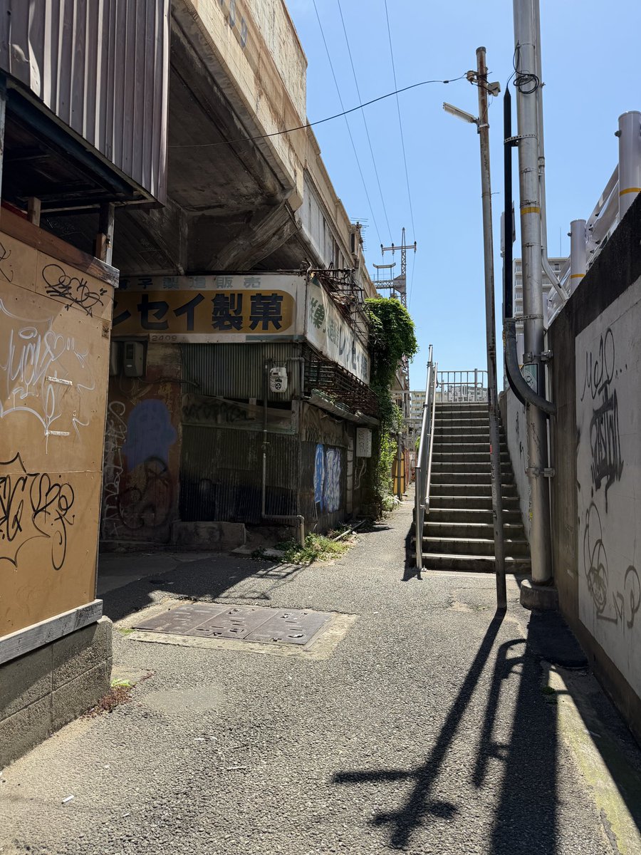hiro_nagae_'s tweet photo. ディープの極み。レンセイ製菓。
モトコー（元町高架通商店街）。
.
2026.5.9
F3、ペン ＋ 透明水彩
.
#水彩スケッチ
#現場スケッチ
#スケッチラン https://t.co/2t0e4iXJ4P