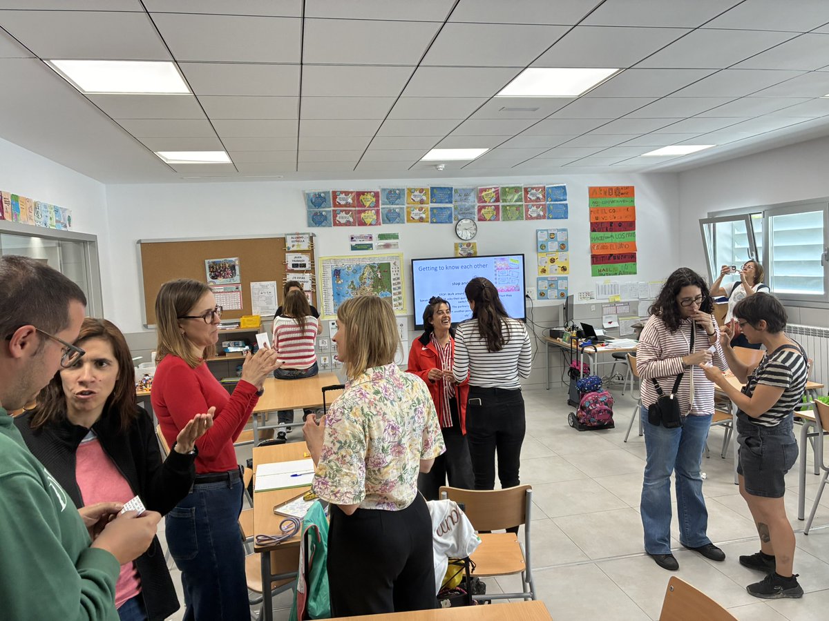 ErasmusPlusV3's tweet photo. Además esta semana, hemos recibido la visita de la experta Miriam Hübner 🇩🇪. Hemos  compartido ponencias, mesas redondas e intercambios de experiencias sobre la enseñanza de lenguas, medidas de convivencia, utilización de IA entre otras. @sepiegob #ErasmusPlus #MiMochilaErasmus https://t.co/rU6C4A9ckS