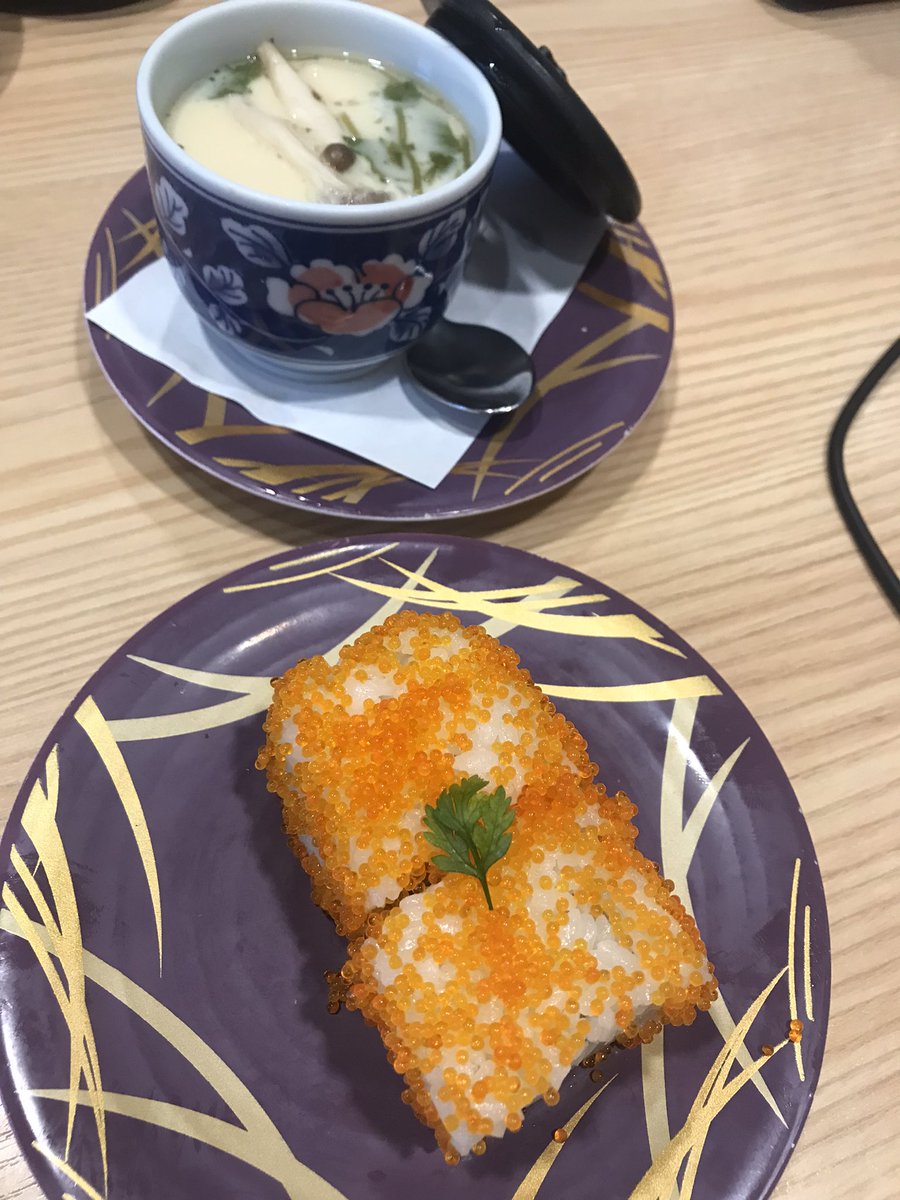 ryunosuke_h's tweet photo. GW中はお互いほぼ仕事だったんで久々に休みが合ったからカミさんと #ローリングシースー で #昼ビー 🍺
#lunch #寿司 #鮨 #sushi #sushigoround #beer #瓶ビール #瓶ビールが好き #classiclager #帆立 #鯖の押し寿司 #バッテラ #茶碗蒸し #californiaroll #穴子 #カニサラダ軍艦 #鮪 #納豆巻き https://t.co/qutYXktzVY