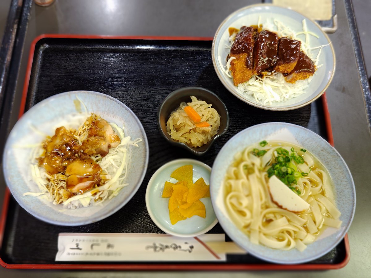 takehiro_suzuki's tweet photo. 1食���どれだけ名古屋名物食べられるかに挑戦した様なセットを食べた。炭水化物が過ぎるだろ🍚 https://t.co/LNjs8nTGBt