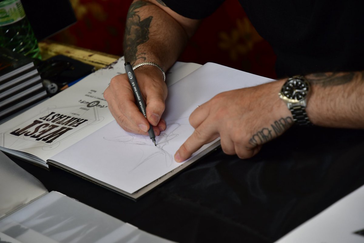 FcomicEuropeo's tweet photo. 🖋️🎨 Continúan las sesiones de firmas de autores y dibujantes invitados en el Festival del Cómic 💥📖

El público ya ha podido disfrutar de Alberto Belmonte, Elizabeth Karín y muchos más artistas, llevándose autógrafos y dibujos personalizados en sus cómics. 🦸✨ https://t.co/HPDH0GgKYo