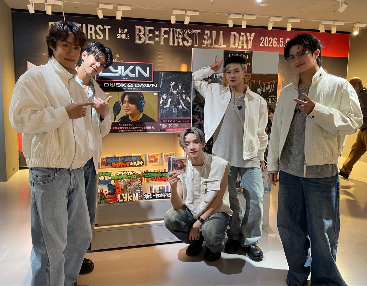 【#LYKN ご来店💿】
待望の日本CDデビューとなる1stアルバム『DUSK &amp; DAWN』をリリースされたLYKNの皆様がシブツタ地下2Fにご来店❣️サインやお写真など頂きました！✨お忙しい中ありがとうございます🫶🏻

発売を記念したパネル展示も実施中📸
皆様のご来店お待ちしております🥰