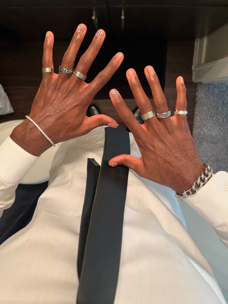 tharwas_shop's tweet photo. Small details. Strong impression.
Our tribal rings are crafted to add edge, personality, and character to your look.

Limited pieces available.

NGN4000 per piece
DM or Click link in bio to order 📦
#tharwasshop #Mensrings  #menssilverring #MensJewelrylagos #mensringbenin https://t.co/TMYpzayDhQ