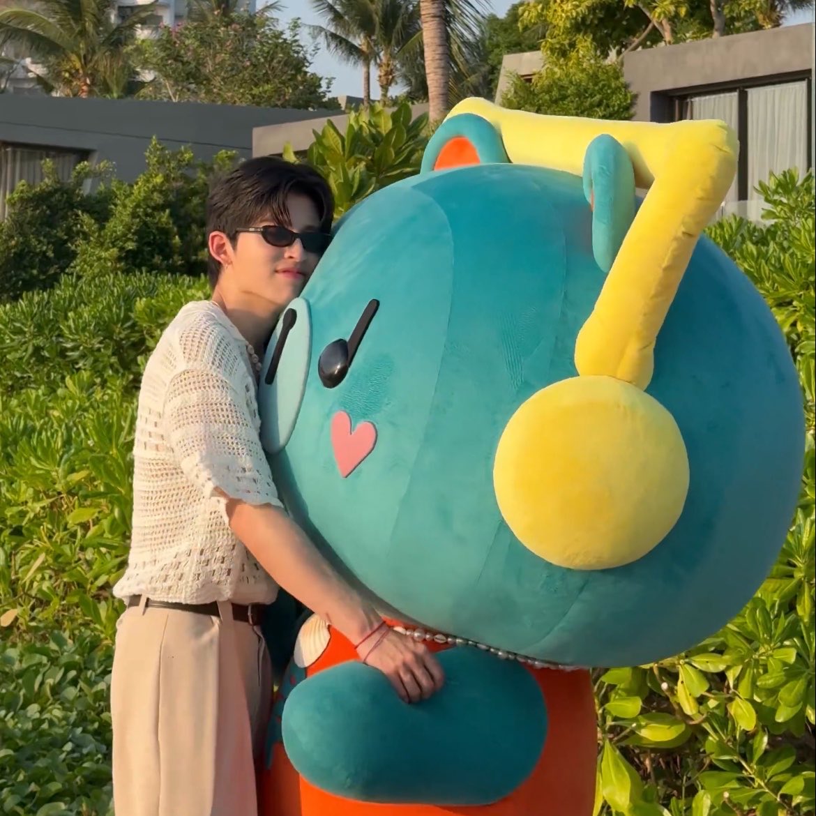 J.开 tweet media