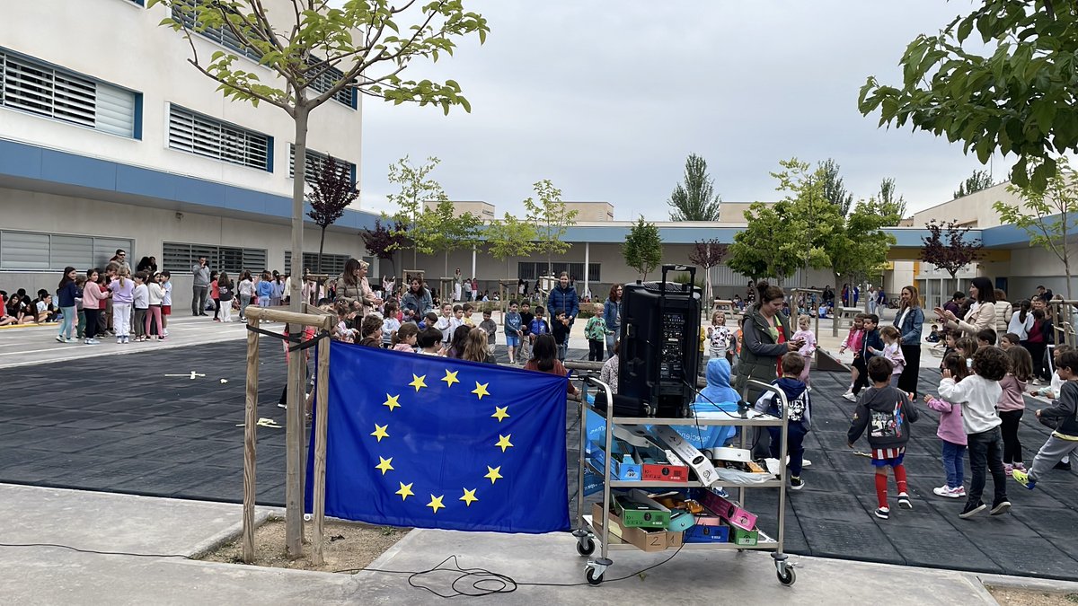 ErasmusPlusV3's tweet photo. ¡Feliz Día de Europa! Hoy 9 de mayo celebramos formar parte de la UE como centro acreditado Erasmus+. En @Valdespartera3 lo celebramos ayer: Exposiciones sobre los tres países trabajados 🇩🇰,🇩🇪 y 🇫🇷. Después interpretación del Himno de la Alegría y bailes tradicionales. @sepiegob https://t.co/sc9tNO9neE