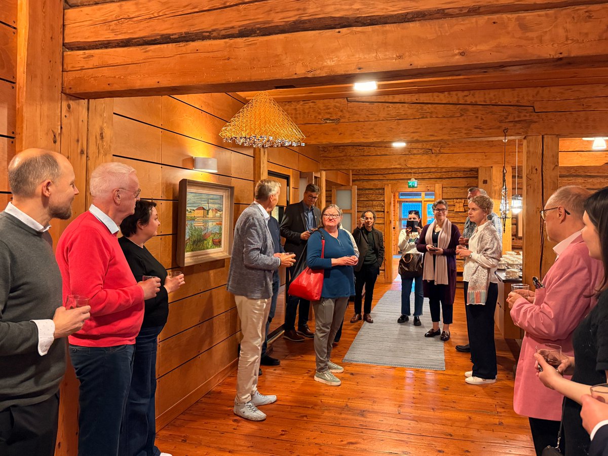 EUYOtweets's tweet photo. About last night... EUYO discovers 🇪🇺 Capital of Culture🇫🇮 @Oulu2026offici 🤩 

🔵 traditional smoke sauna and delicious salmon soup 😀
🔵 𝗰𝗶𝘁𝘆 𝗸𝗲𝘆 𝗳𝗮𝗰𝘁𝘀: best air quality, student accomodation, @NatGeo #BestOfTheWorld travel destination, and more

🙏@LauriNikula @HussoJarmo Ari Alatossava and colleagues for your warm welcome and this beautiful evening.

#EUYOinOulu #Oulu2026 #EuropeanCapitalOfCulture 

📸 Maria Isabela Nica/EUYO