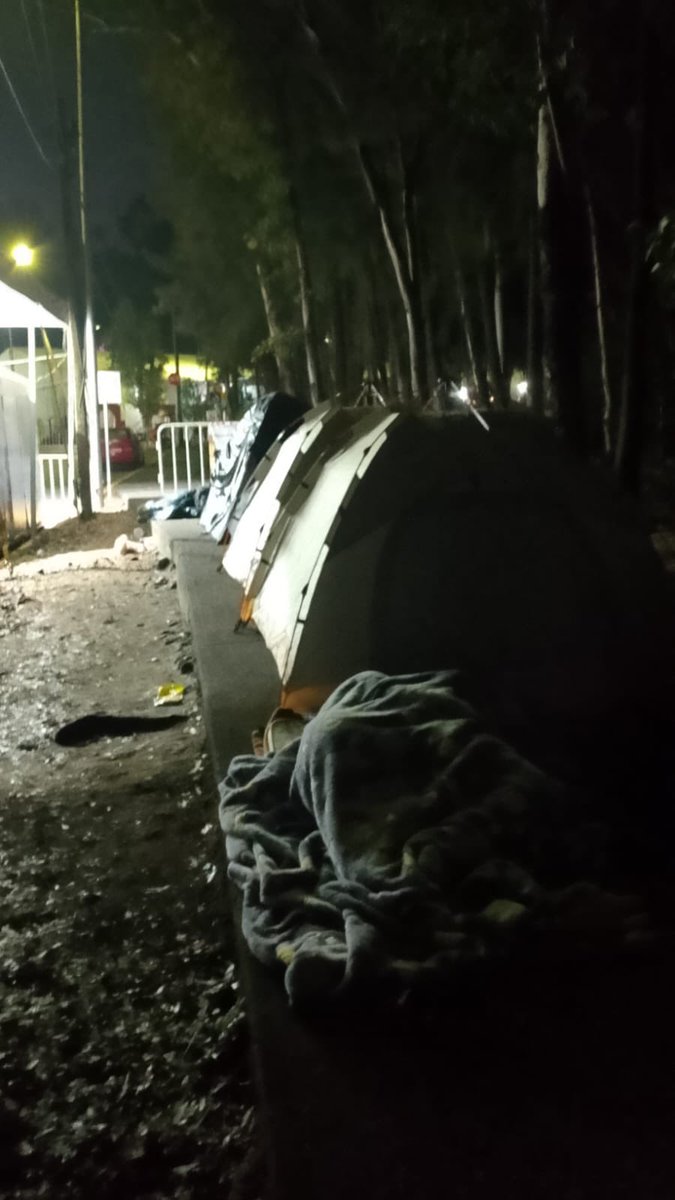 raamoon_v's tweet photo. Recuerden que hoy está Belinda en la feria de Puebla, y los fans como es costumbre se fueron a acampar 💃 https://t.co/EBOPcS0u7p