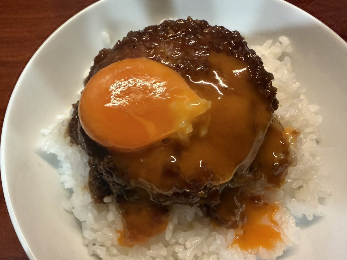 bearcatsan's tweet photo. 白メシ止まらんハンバーグ
卵黄乗せ
マジで白米止まらんハンバーグでした😆
うまかった✨ https://t.co/iB9Wc45hCI