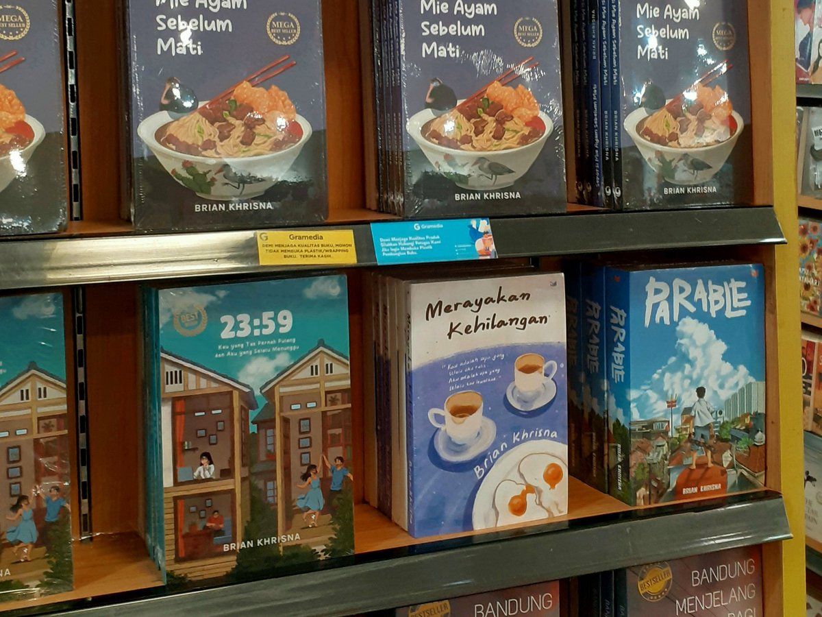 sayiichi's tweet photo. — Mei, 7.

Ke Gramedia karena ada bazaar. (Gak beli apa-apa, buku yang aku mau gak ada.) Tapi aku ketemu mas laut omggg. 💙 https://t.co/nZBkA8YaOB