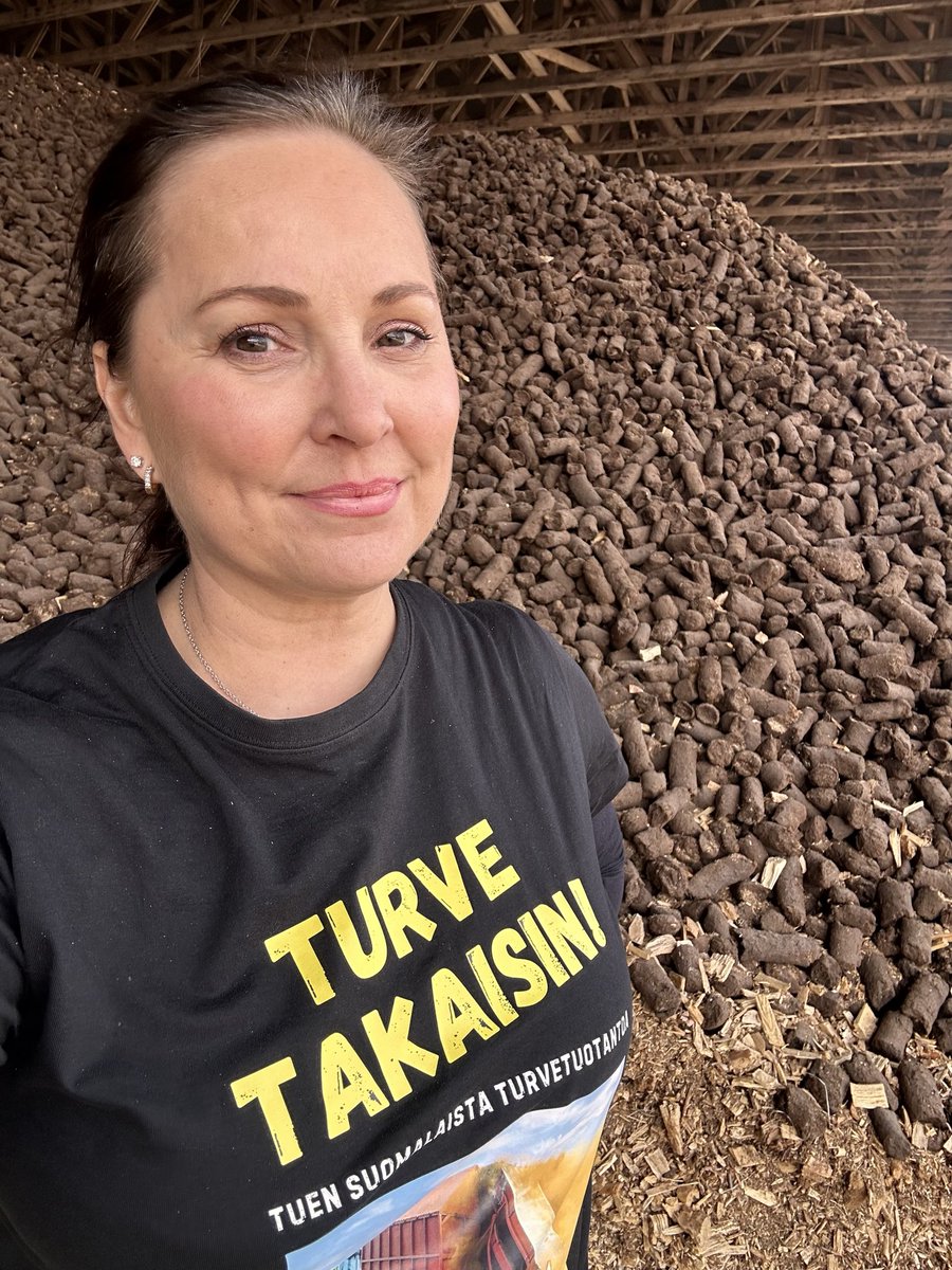 mariarautanen's tweet photo. Energiapäivillä Karviassa! 😊 Täällä kotimainen energia on pääasia, ja minullakin oli oma pitkä puheeni turpeesta! Hieno päivä, mahtava tapahtuma! 🔥 #turvetakaisin https://t.co/vNH4ZH83SY