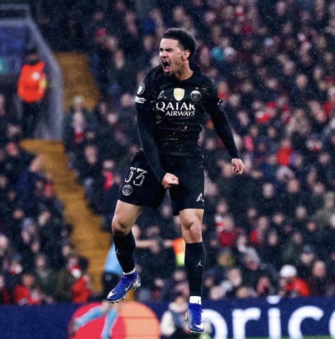 🔴🔵Luis Enrique sur Warren :

« Il joue partout, même blessé. Il est incroyable, j’aime tellement ce joueur. »