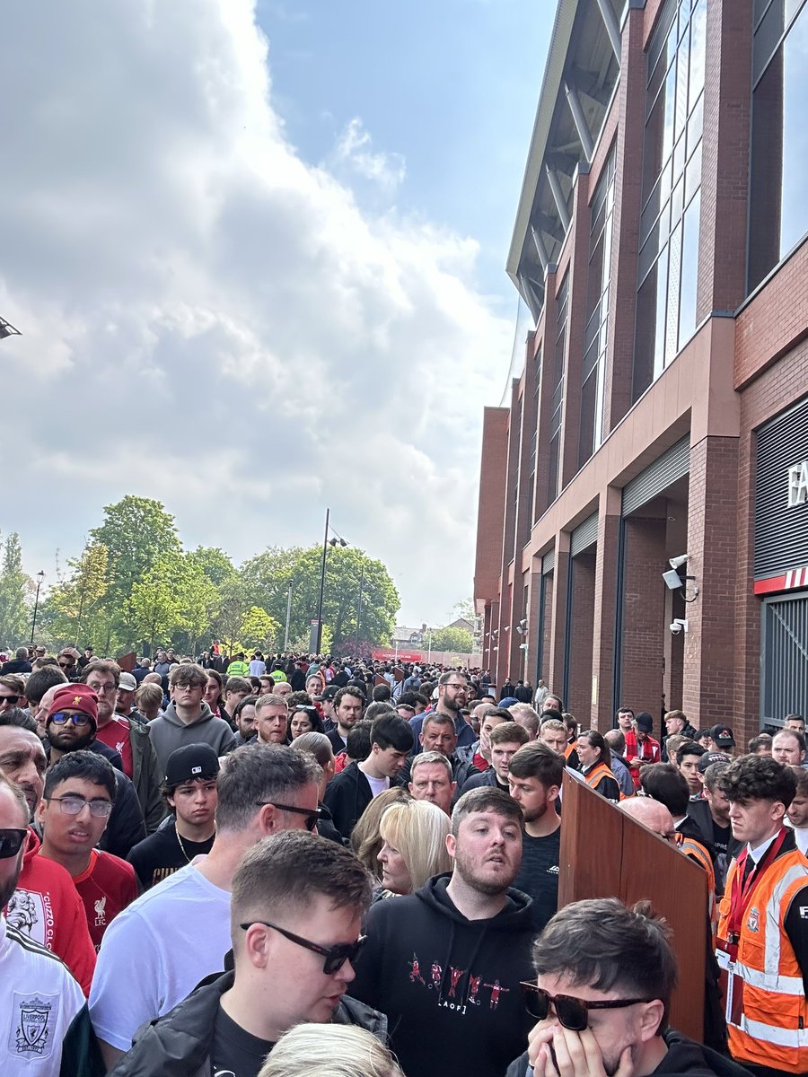GeorgeEJames's tweet photo. 5 minutes before kick off and no chance we’ll get in on time (been here for half an hour). The queuing situation seems to get worse every week.

@LFC @LFCHelp sort it out for next season please! https://t.co/C4DlQvMntX