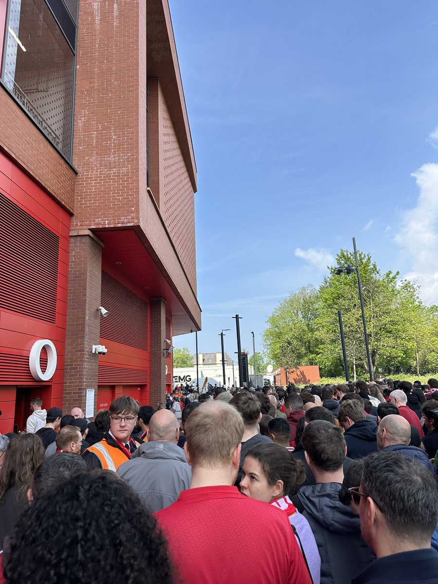 GeorgeEJames's tweet photo. 5 minutes before kick off and no chance we’ll get in on time (been here for half an hour). The queuing situation seems to get worse every week.

@LFC @LFCHelp sort it out for next season please! https://t.co/C4DlQvMntX