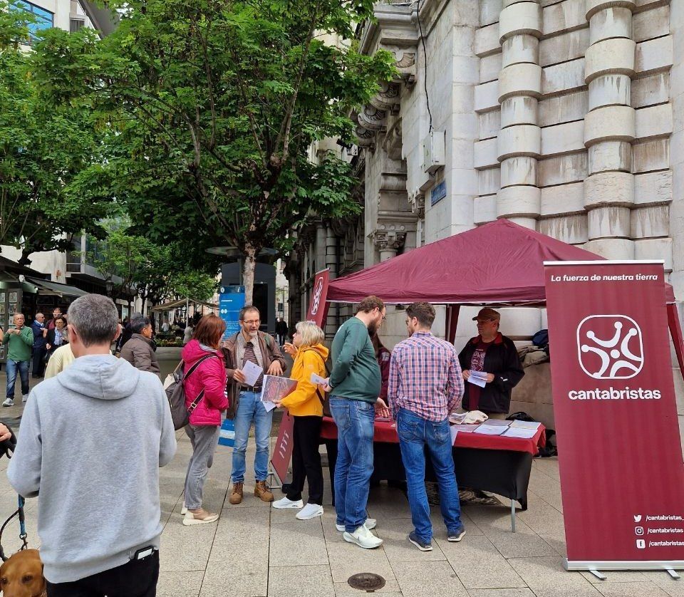 cantabristas_'s tweet photo. 📢 Hoy, en Santander, explicando a vecinos y vecinas nuestras propuestas para traer aire nuevo a las instituciones.

🥰 Muy buenas sensaciones con la gente, que cada vez ve con mayor claridad la necesidad de un proyecto político que defienda a quienes vivimos aquí todo el año. https://t.co/XFf6vYplrO