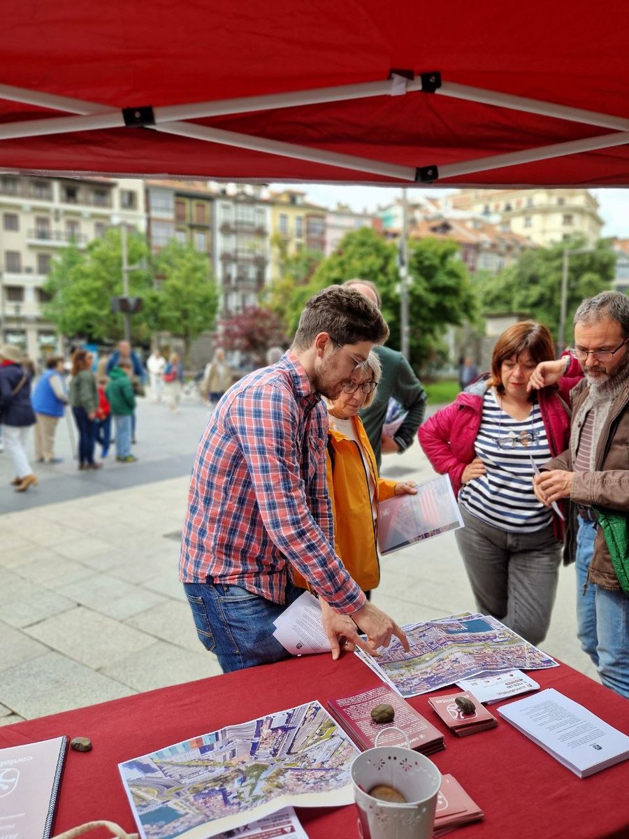 cantabristas_'s tweet photo. 📢 Hoy, en Santander, explicando a vecinos y vecinas nuestras propuestas para traer aire nuevo a las instituciones.

🥰 Muy buenas sensaciones con la gente, que cada vez ve con mayor claridad la necesidad de un proyecto político que defienda a quienes vivimos aquí todo el año. https://t.co/XFf6vYplrO