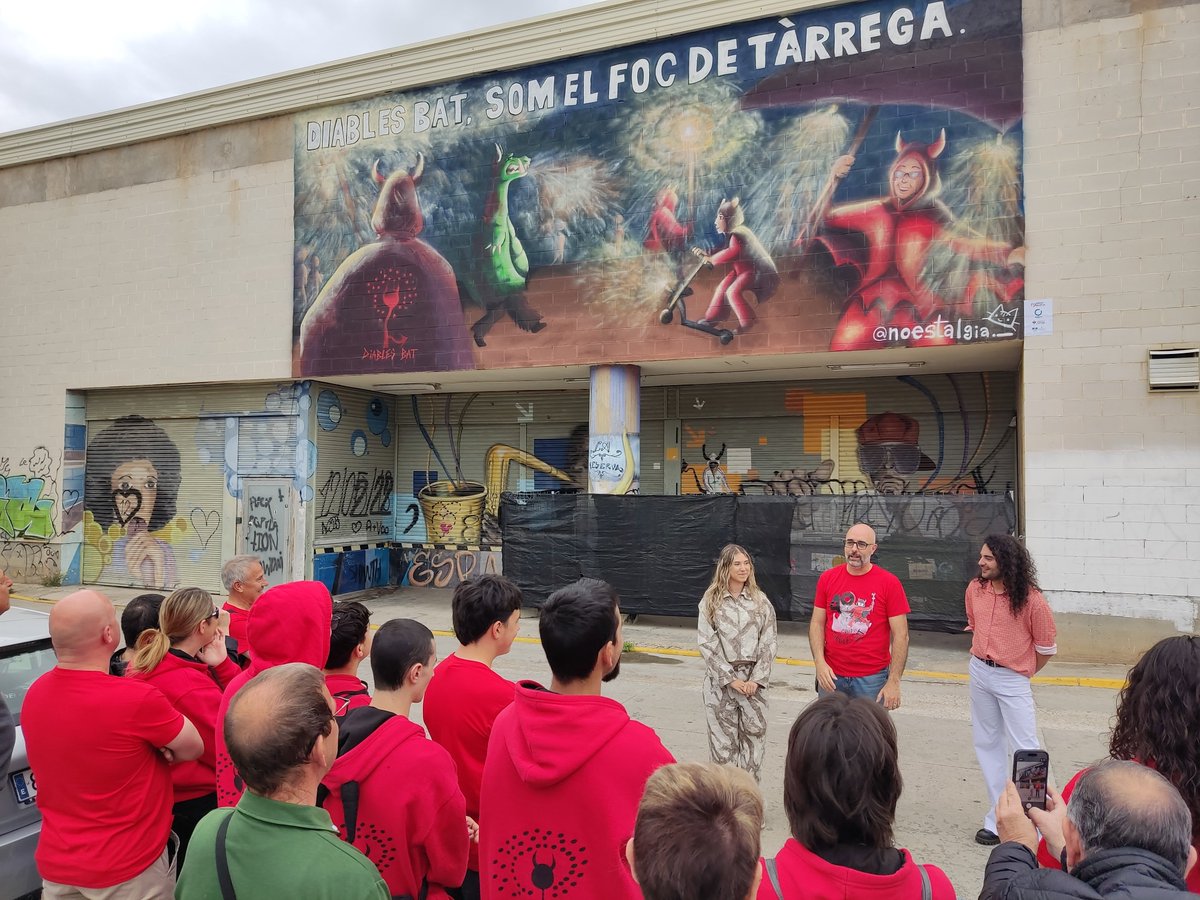 ajtarrega's tweet photo. 🎉 L'efemèride també es plasma en un gran mural d'art urbà a l'exterior de l'Espai MerCAT

🤩 És una obra de Noèlia Sevillano, alumna de l'Escola d'Art Ondara de #Tàrrega

🤝 L'enhorabona a @diablesbat per aquestes quatre dècades de cultura popular amb més de 300 actuacions arreu https://t.co/mDk0m33AAz