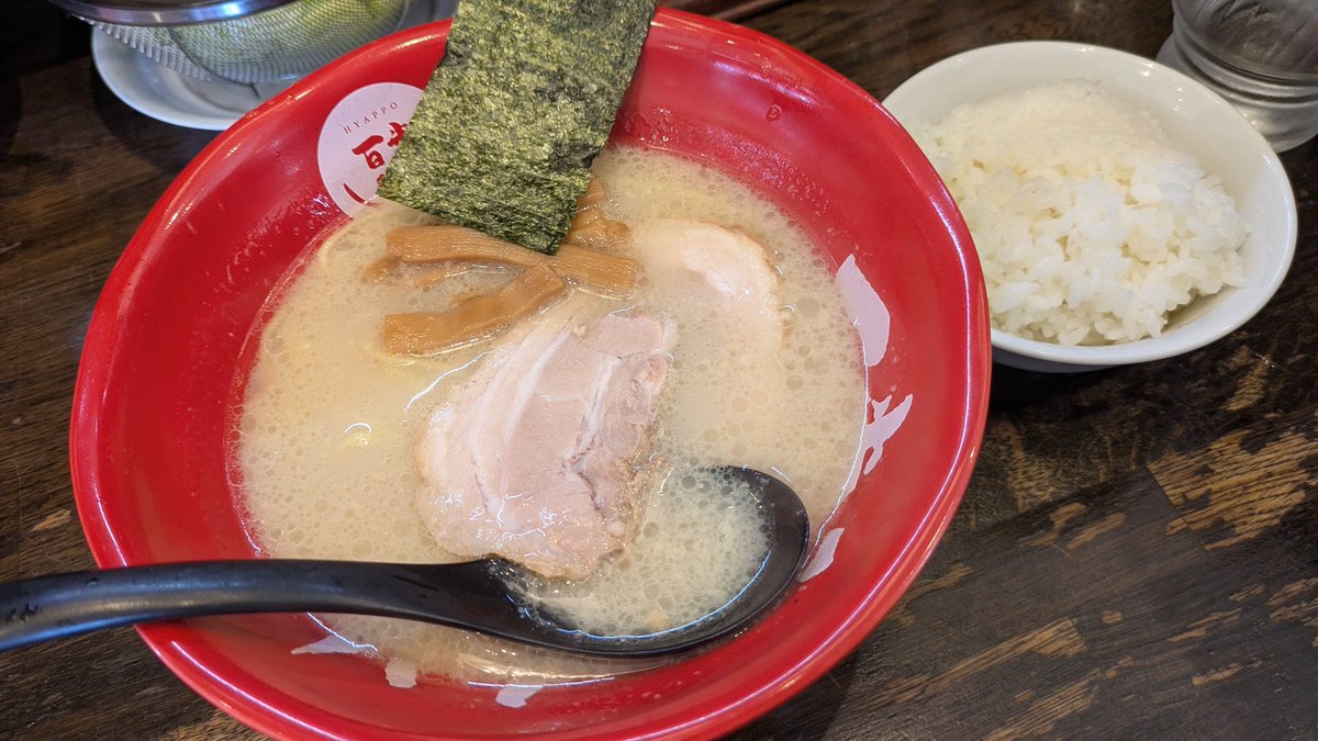nicespinkick's tweet photo. 戸田で百歩ラーメン見つけたのでランチ😋埼玉ローカルのトンコツラーメンうまいよ☺️卓上薬味もいろいろ👍ランチは半ライス付きます🍚替玉してごちそうさまでしたら😋😋
#百歩ラーメン https://t.co/9fleuKbGrp