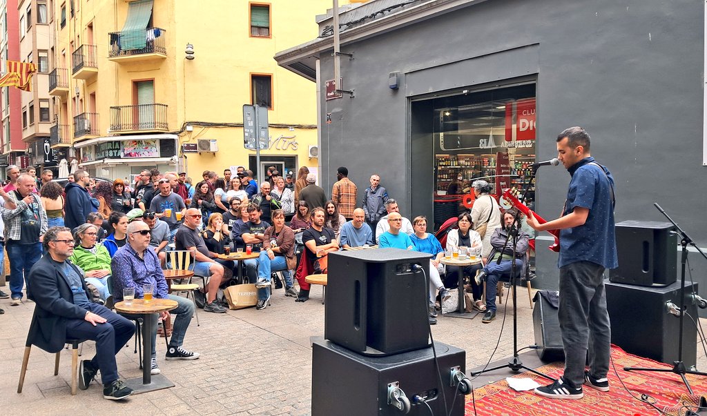 fgabarrell's tweet photo. Al Vermut #AntiFestaMajor @GransRecords amb el gran Johny Carrasca @FoxSystem2 i lo Gitano de Balaguer. Tremendo! https://t.co/FXZSGXZjmC