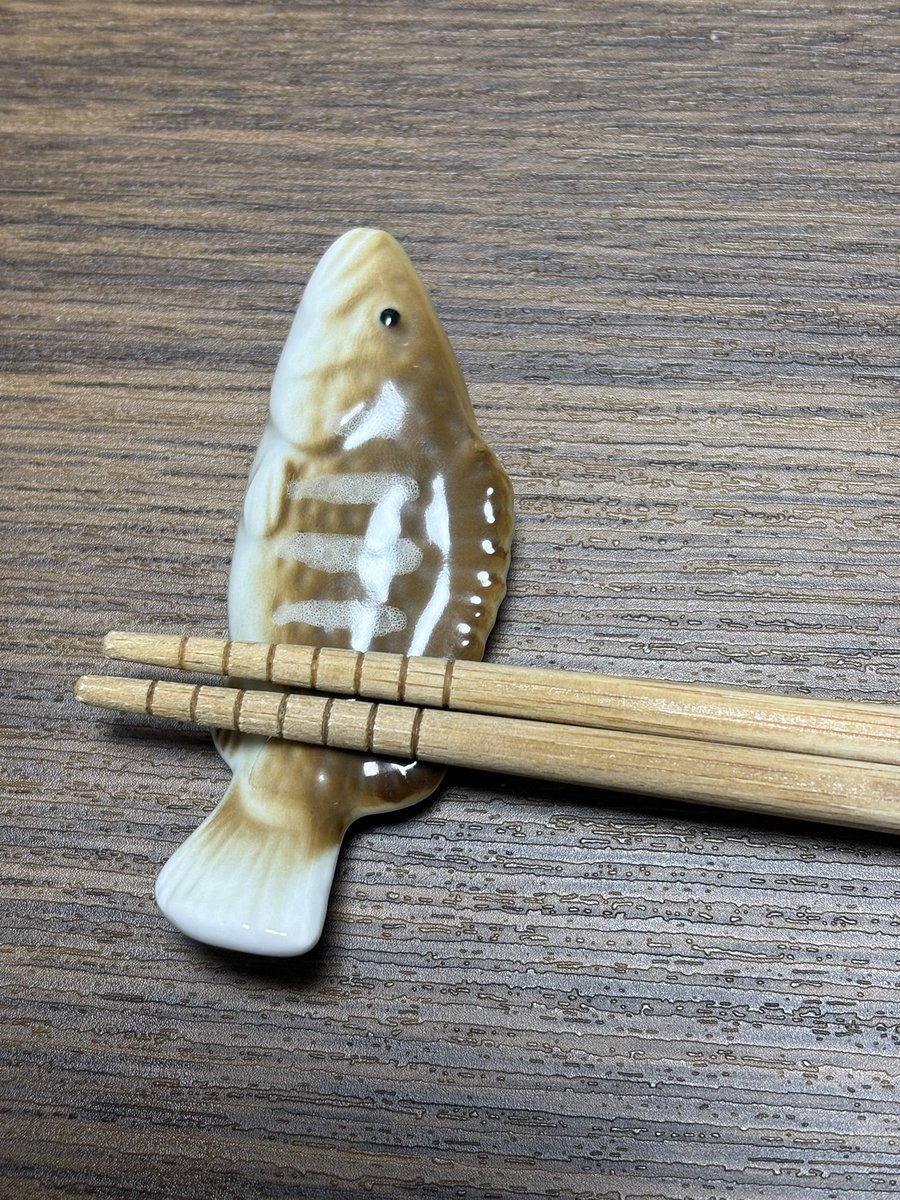 shimi96's tweet photo. クエの箸置き https://t.co/XQ4SFT1Boy