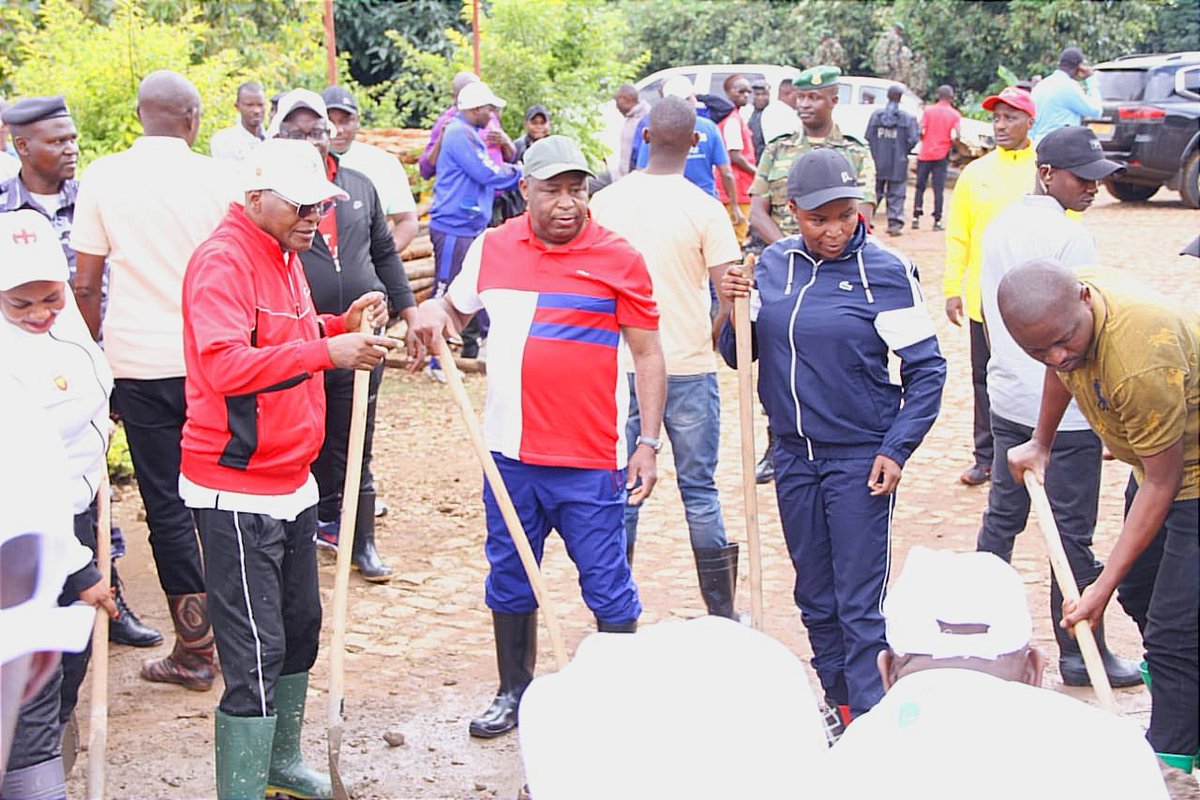 LeRenouveauBdi's tweet photo. Le couple présidentiel s'est joint, ce samedi 9 mai 2026, à la population de la commune #Matongo en @PButanyerera dans les travaux de développement communautaire qui consistaient au bétonnage de la première dalle du bureau communal qui sera constitué de 4 niveaux. https://t.co/zMgxc7sf7r