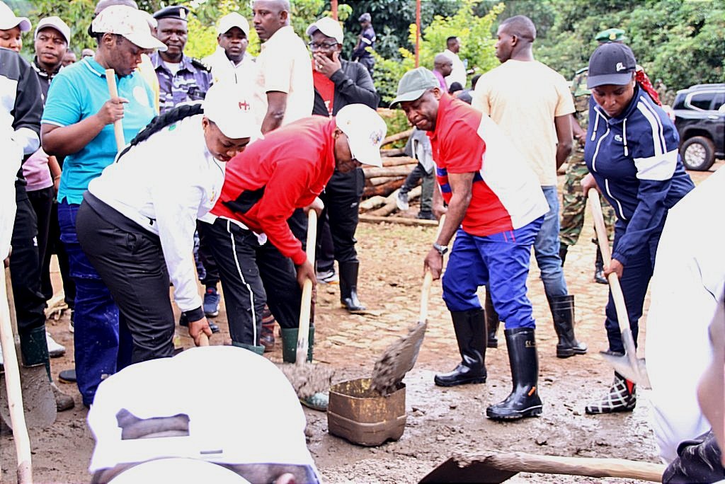 LeRenouveauBdi's tweet photo. Le couple présidentiel s'est joint, ce samedi 9 mai 2026, à la population de la commune #Matongo en @PButanyerera dans les travaux de développement communautaire qui consistaient au bétonnage de la première dalle du bureau communal qui sera constitué de 4 niveaux. https://t.co/zMgxc7sf7r