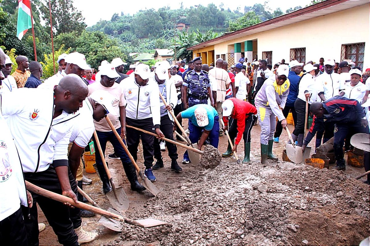 LeRenouveauBdi's tweet photo. Le couple présidentiel s'est joint, ce samedi 9 mai 2026, à la population de la commune #Matongo en @PButanyerera dans les travaux de développement communautaire qui consistaient au bétonnage de la première dalle du bureau communal qui sera constitué de 4 niveaux. https://t.co/zMgxc7sf7r