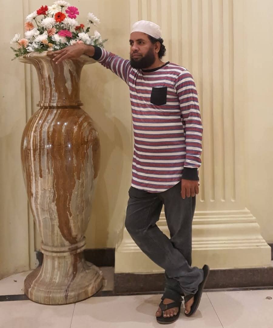 SahilRazvii's tweet photo. इस अब इस देश में अब रीट्वीट/रिपोस्ट करना भी गुनाह है. हैदराबाद के रहने वाले स्वतंत्र पत्रकार हसन सिद्दीक़ी को चंडीगढ़ पुलिस ने केवल इसलिए गिरफ्तार कर लिया क्योंकि उन्होंने मधु किश्वर के किसी ट्वीट को रीट्वीट कर दिया था.

जहाँ एक तरफ खुलेआम नफ़रत फैलाने वाले, दक्ष चौधरी, यति नरसिंहानंद, पिंकी चौधरी, काजल हिन्दुस्तानी, रिद्धिमा शर्मा जो हर रोज़ ज़हर उगलते हैं उन पर कोई एक्शन नहीं लिया जाता. लेकिन दूसरी तरफ केवल एक रीट्वीट करने पर पुलिस तुरंत एक्शन में आ जाती है। 

ज्ञात हो कि पत्रकार हसन सिद्दीक़ी किसी बिमारी से भी पीड़ित हैं. जिसकी वजह से उनकी हालत ठीक नहीं रहती. उन्हें जल्द से जल्द रिहा किया जाए.
