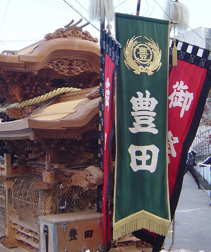 ikaribata's tweet photo. あれから20年。明日ですね。

　尾垂木と尾垂木がくっつきそうなくらい
　　せばくゴツゴツした組物感が好みです。

　以前の町旗の町意匠は現在と少し異なる事
　　に比べて気付く。
　　
　昨年9/28、18時前に偶然泉北を通った際に
　　豊田に遭遇。大太鼓の響きが凄く印象的でした。 https://t.co/9f7kRPzAVt