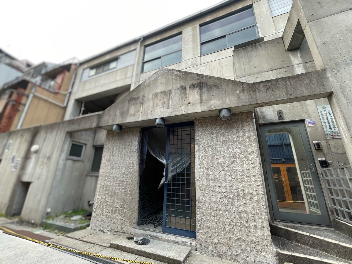 gurumi4126's tweet photo. 去年閉業した福島区の延命湯さん、屋号は外されたが建物はそのままに内部改装工事の真っ最中。なんと、温浴施設（たぶんサウナ特化型）になるそうな。早ければ7月完成予定。外壁左側には「銭湯復活」のPOPが！JR環状線福島駅前の好立地。
＃延命湯
＃大阪銭湯 https://t.co/Dwy3OuRlN0