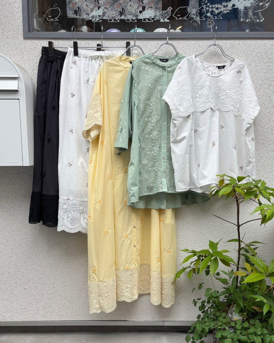 marbleSUD_naka's tweet photo. ✨スズランレース🌱

毎コレクションでご好評をいただいているレースアイテム！
今回はスズランのレースが登場しました🕊️

コットン地にもぷっくりと可愛らしいスズランの花の刺繍をしました☺️

暑い季節もレースアイテムで上手に乗り切りましょう♪

#マーブルシュッド #中崎町 https://t.co/nwOKDGEFwl