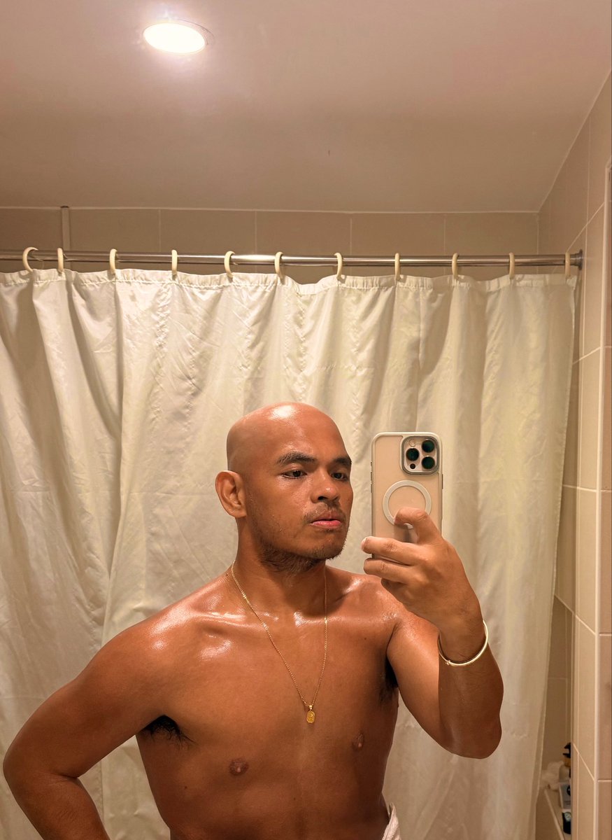 itspjames's tweet photo. Boracay really did its thing. Can i keep this tan forever? 😍 https://t.co/z9idDTFBi0