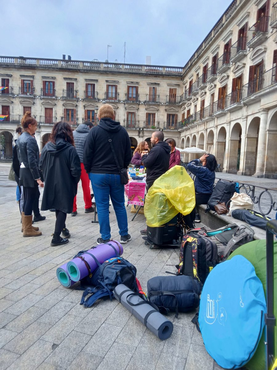 LABszkAraba's tweet photo. Udaletxean lo egin ostean eta manifestazioa aurretik, sektoreko langileak elkarrekin gozaltzen gaude plazan! https://t.co/DZl6Jo4ssF